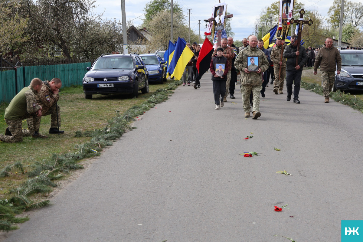 Біль двох сіл: на Волині провели в останню путь воїна Володимира Ридчука