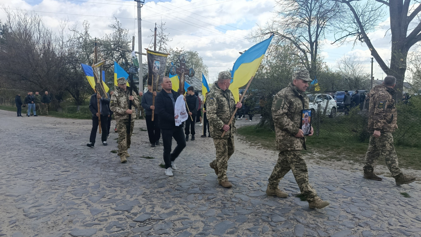Добровільно став на захист країни: на Волині попрощалися із захисником Володимиром Павлюком