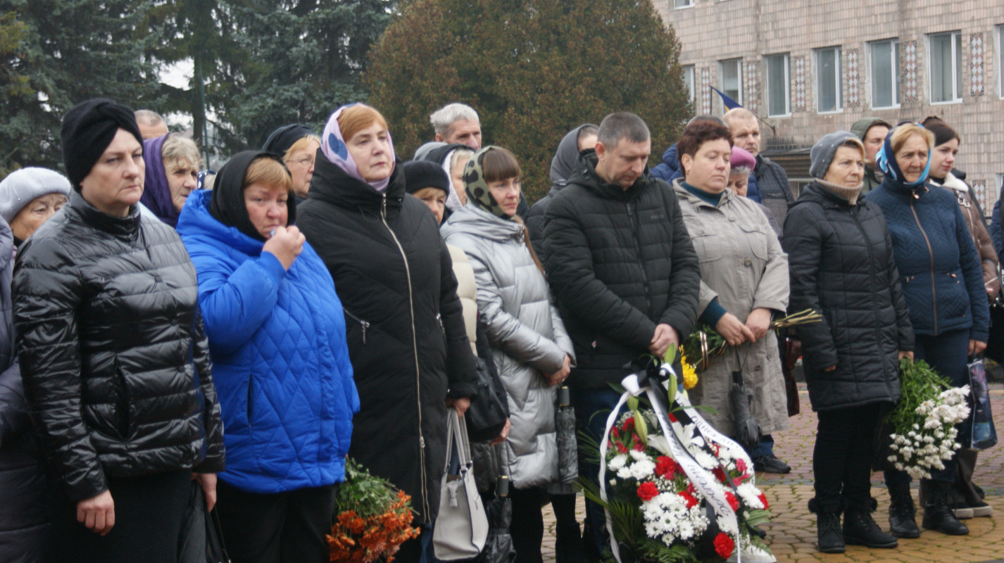 «Встелили всі села квітами, а хлопчика мого немає…»: у громаді на Волині провели в останню дорогу Героя Миколу Загоровця