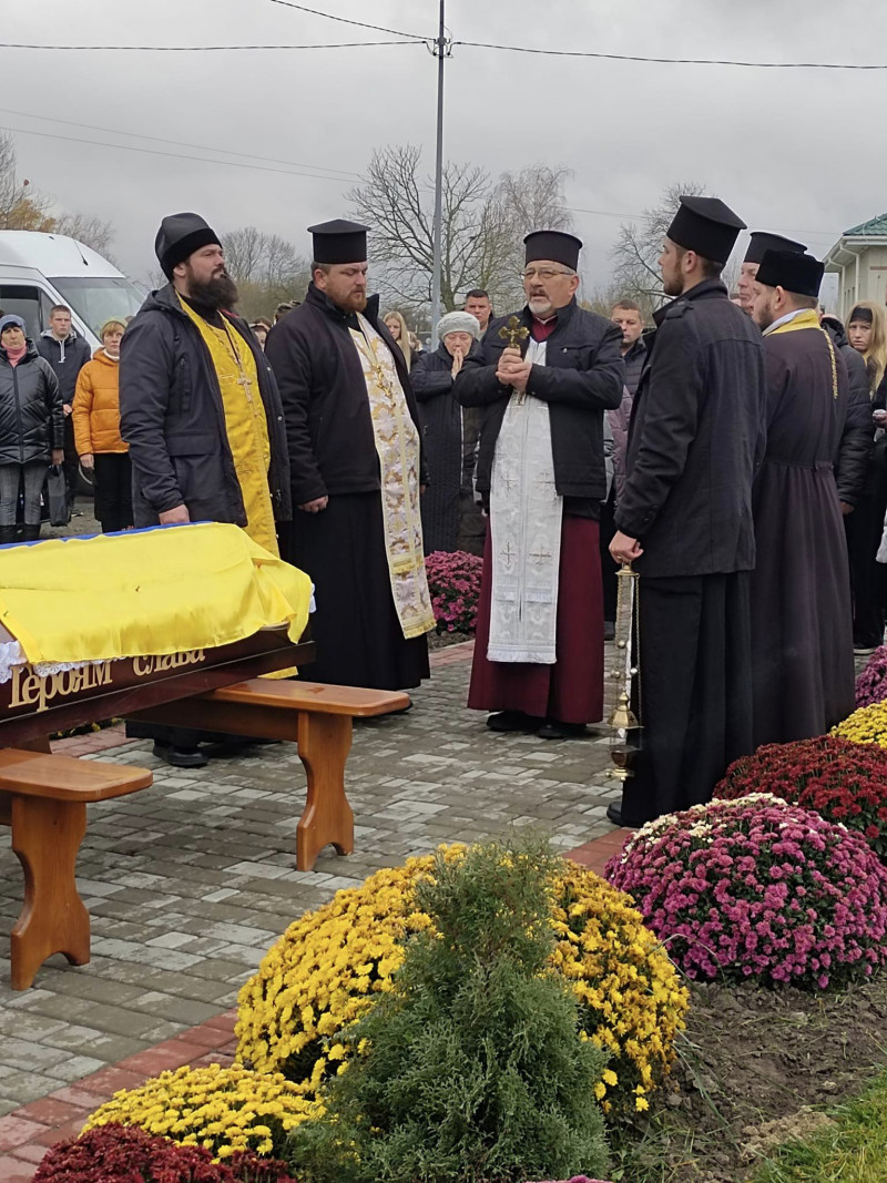 Лише через десять днів побратими змогли забрати його тіло з поля бою: на Волині поховали Героя Михайла Вацика