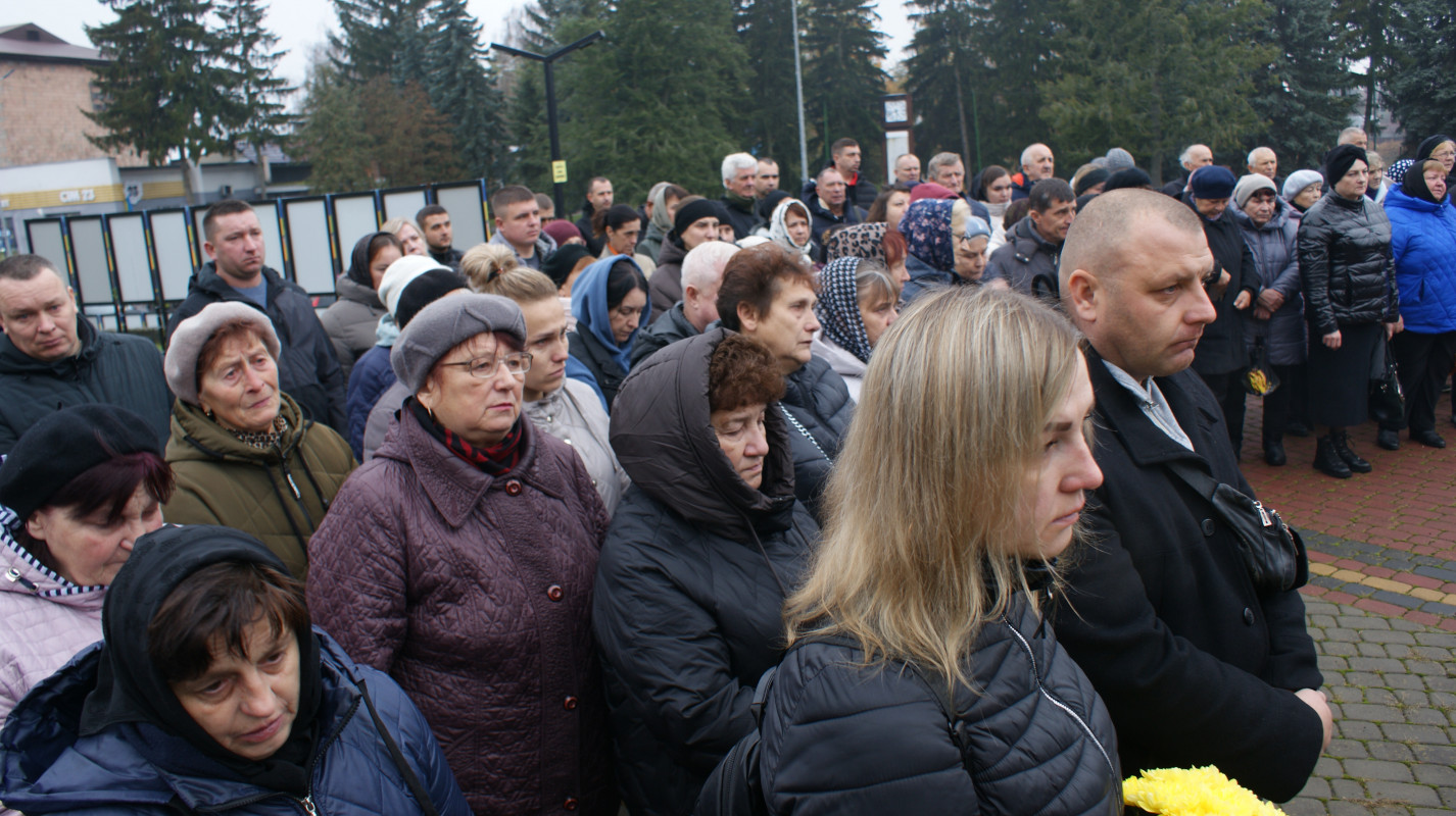 «Встелили всі села квітами, а хлопчика мого немає…»: у громаді на Волині провели в останню дорогу Героя Миколу Загоровця