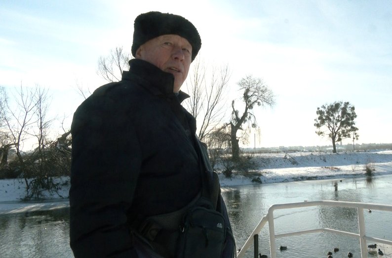 Сотня «моржів» щодня: як лучани купаються взимку в крижаному Стирі