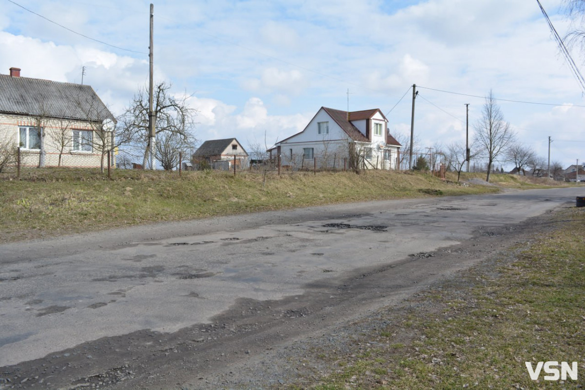 Аварійні мости й відсутність асфальту: хто відповідає за ремонт доріг у селах Луцької громади