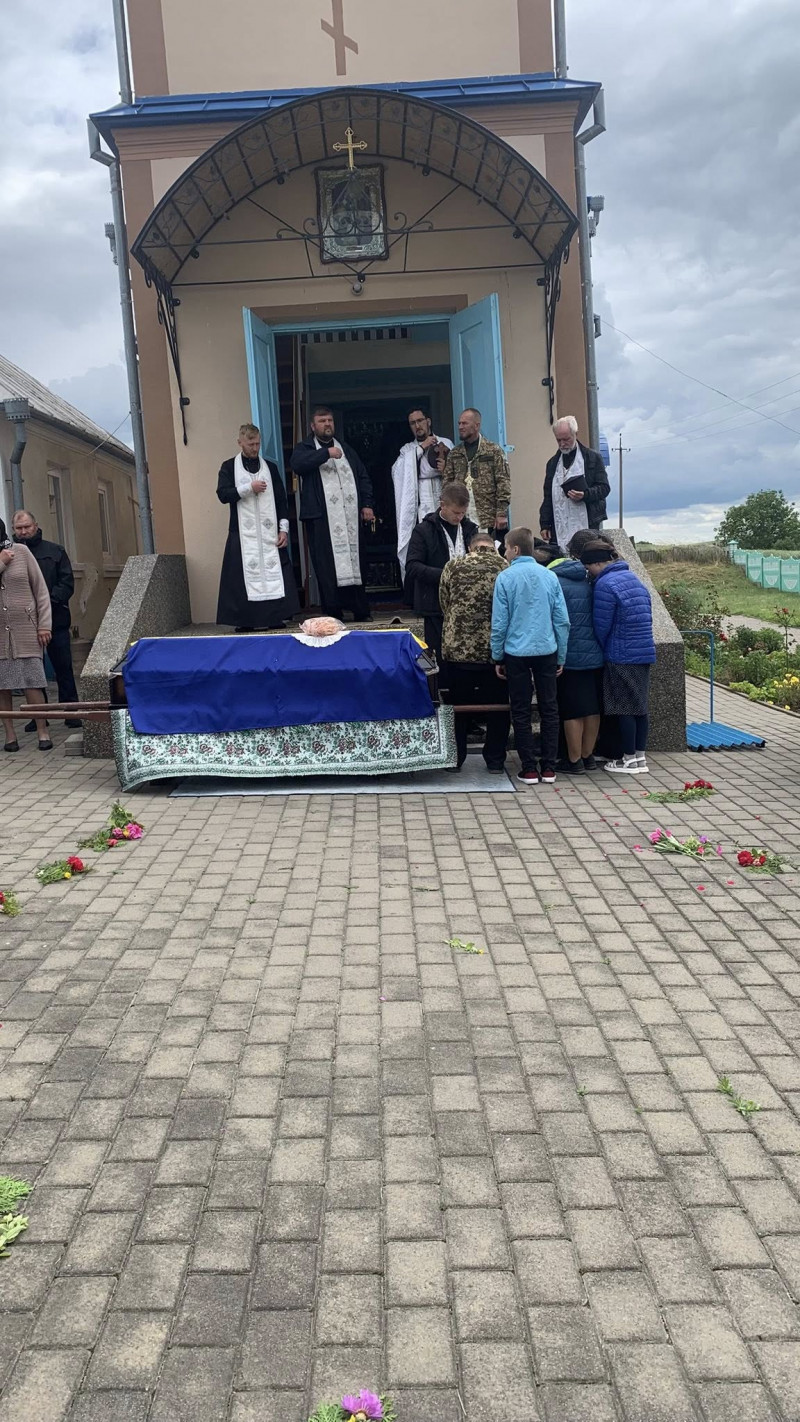 Віддав життя за Україну: на Волині провели в останню дорогу воїна Юрія Ростанюка