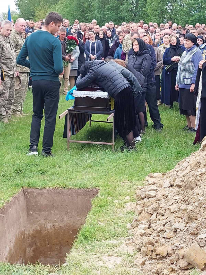Жорстока війна залишила батьків без сина: у Луцькому районі провели в останню путь 26-річного Героя Романа Климчука