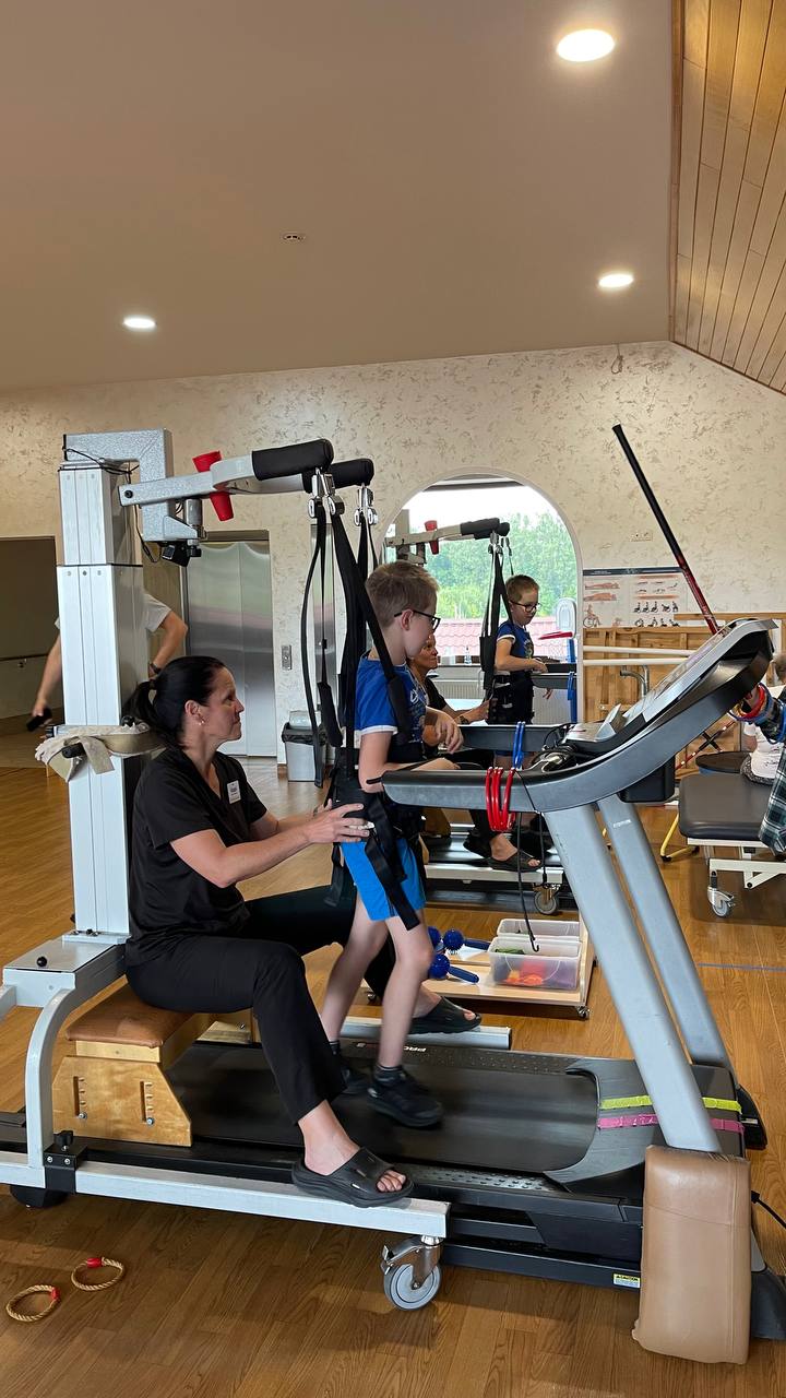 «Хлопчик після ДТП не міг тримати голову, а зараз бігає»: історія реабілітаційного комплексу біля Луцька, де повертають людям здоров'я