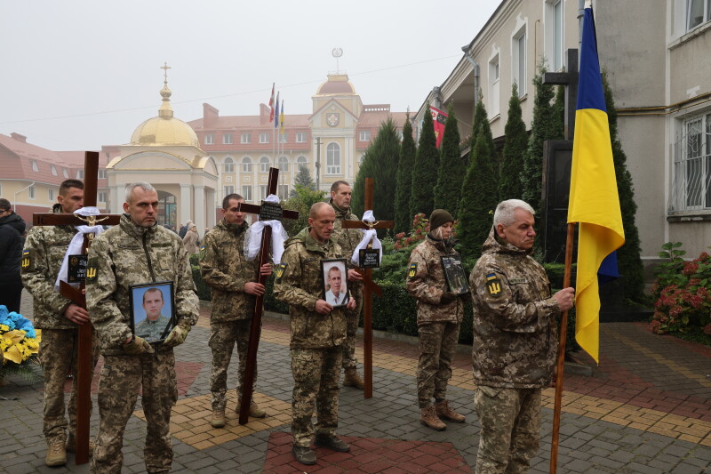 У храмі стояли три труни: у Луцьку попрощалися з Героями Олегом Березовським, Олегом Годлевським та Василем Мельничуком