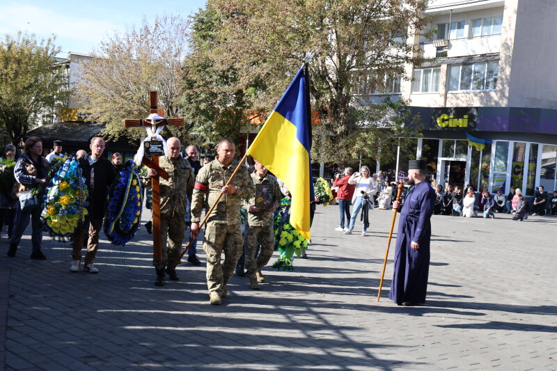 Загинув у бою на Донеччині: у Луцьку в останню дорогу провели Героя Артура Задоянного