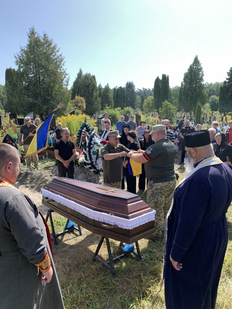 Овдовіла дружина, без батька залишилися донечка: на Волині в останню дорогу провели Героя Миколу Комарова