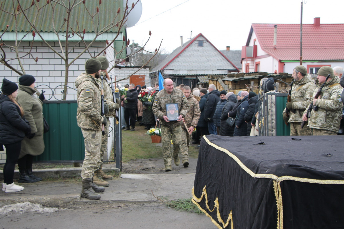 Йому навіки 25 років: на Волині всім селом прощалися з молодим Героєм Богданом Борисюком