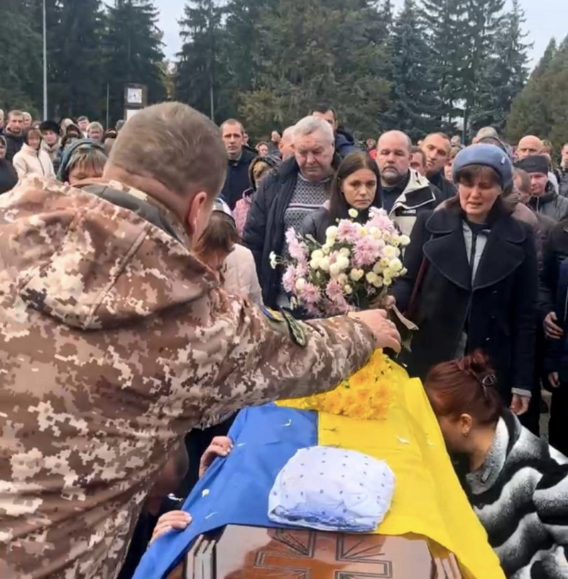 Син служить у війську: на Волині попрощались із Героєм Віктором Яручиком