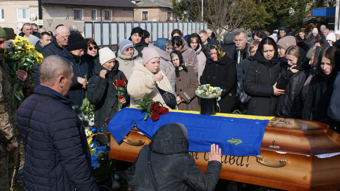 Навколішки і зі сльозами: волиняни попрощалися з Героєм Володимиром Гродським