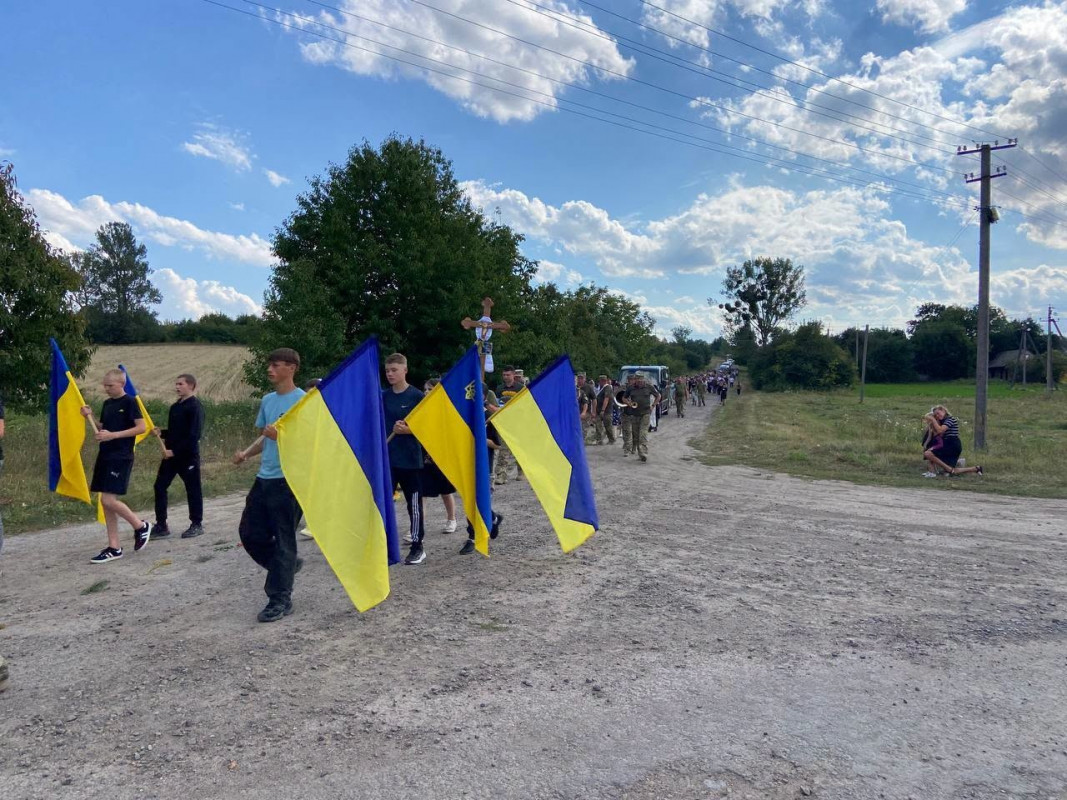 Понад 5 місяців чекали на диво: на Волині попрощалися із загиблим воїном Вадимом Королюком