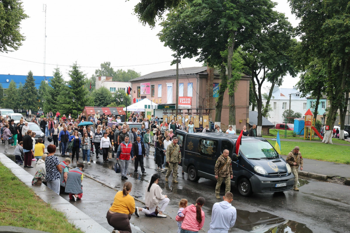Навіки 30: на Волині в останню дорогу провели молодого військовослужбовця Віталія Прокопенка