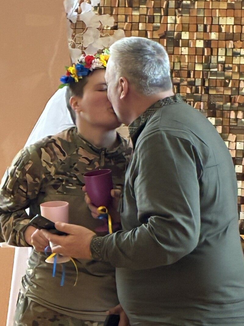 Познайомилися на війні: на Волині командир розвідників одружився з бойовою медикинею