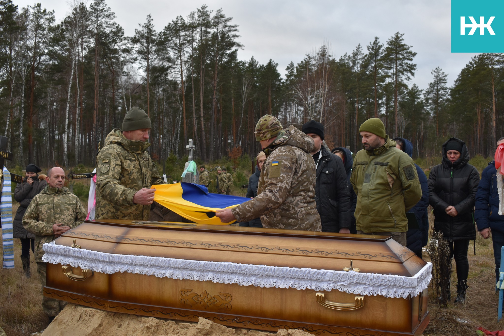 Згорьована матір зустріла свого синочка «на щиті»: на Волині поховали Героя Миколу Цапука