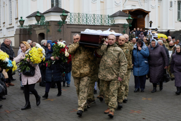 Плакало небо та люди: у Луцьку провели в останню дорогу двох загиблих Героїв