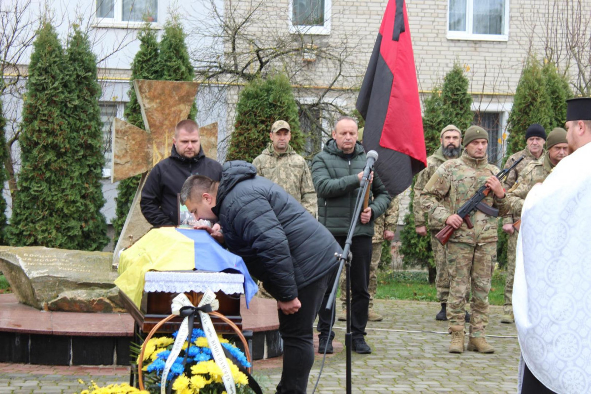 Завтра йому мало виповнитися 55 років: на Волині попрощалися із захисником Василем Савичем