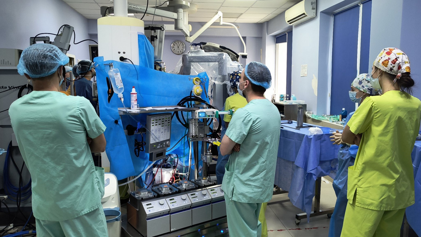 Волинянці видалили пухлину серця за допомогою робота