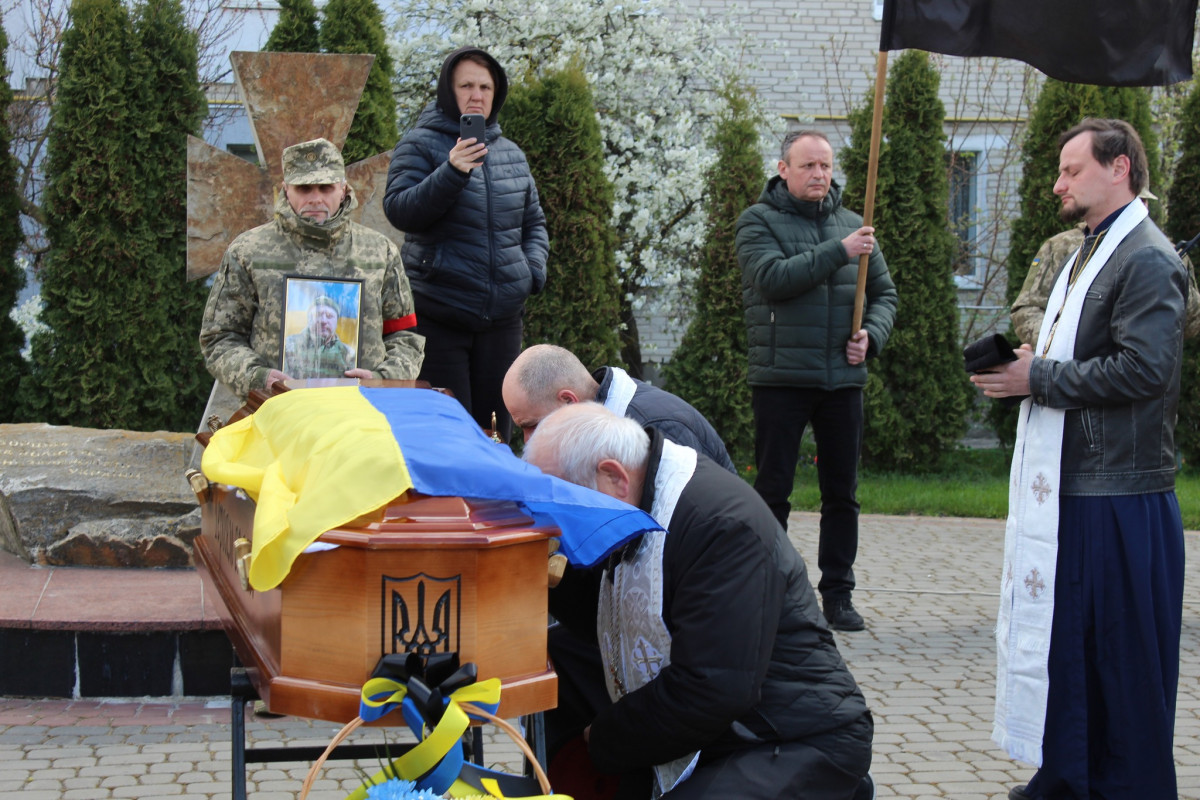 Не дочекалася дружина, не обійняла мама: волиняни попрощалися з полеглим Героєм Дмитром Демчуком