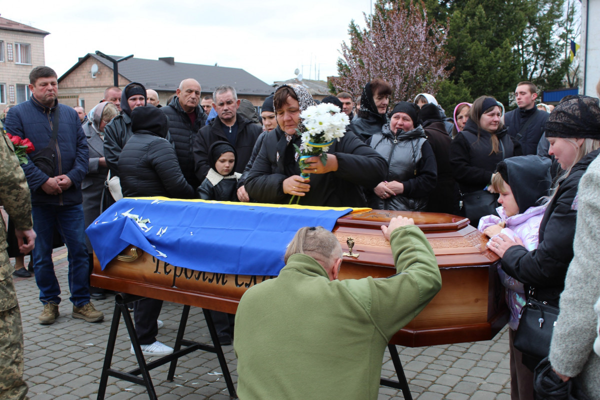 «Тепер тато захищатиме з небес»: волиняни попрощалася з 25-річним Антоном Хвостюком