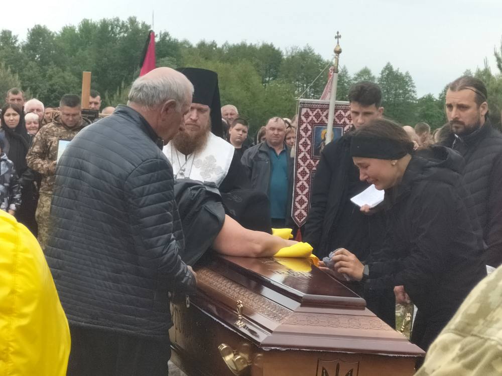 Весільний коровай розділили на кладовищі: на Волині попрощалися з молодими Героєм Сергієм Уляницьким