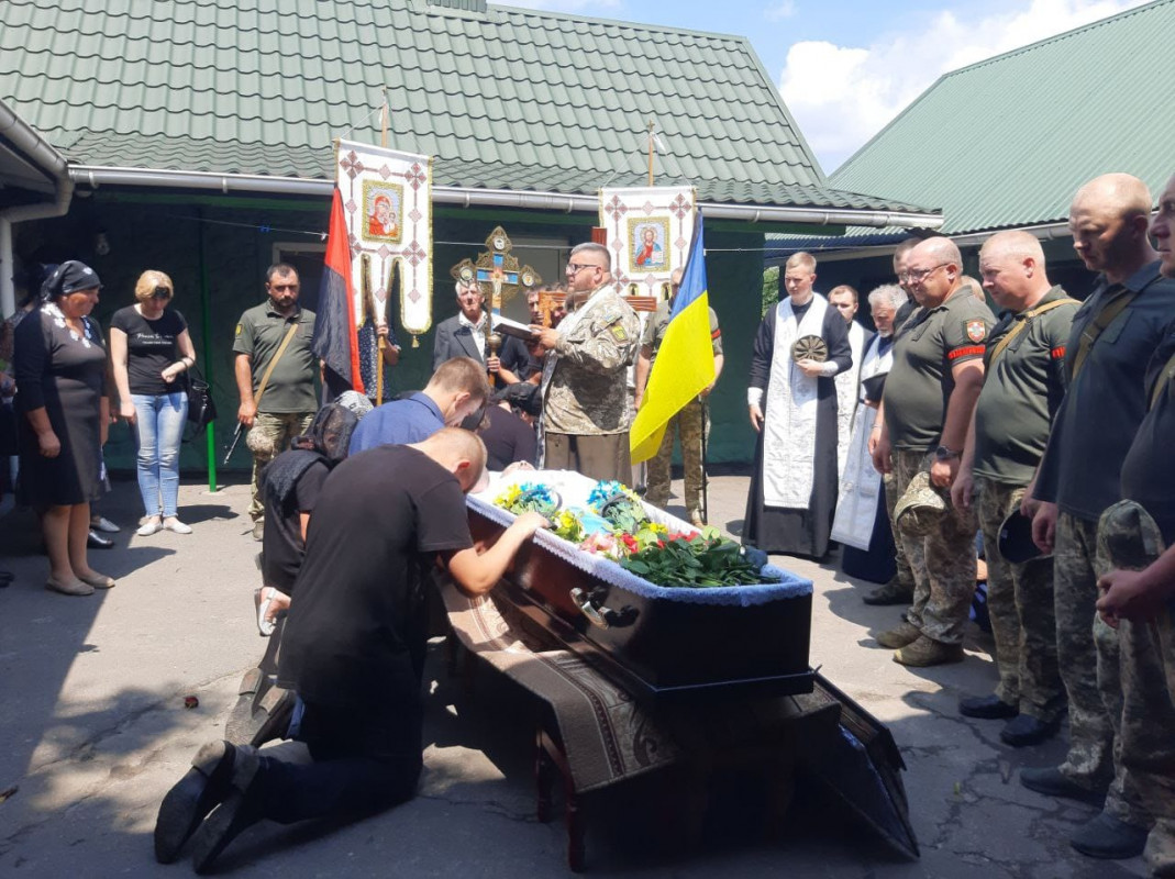 Волиняни на колінах з повним серцем болю попрощалися із загиблим Героєм Володимиром Сидляром