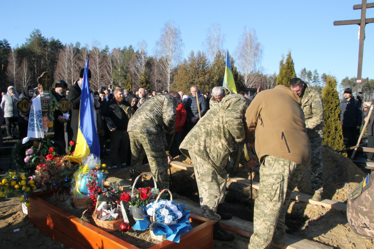 Йому навіки 25 років: на Волині всім селом прощалися з молодим Героєм Богданом Борисюком