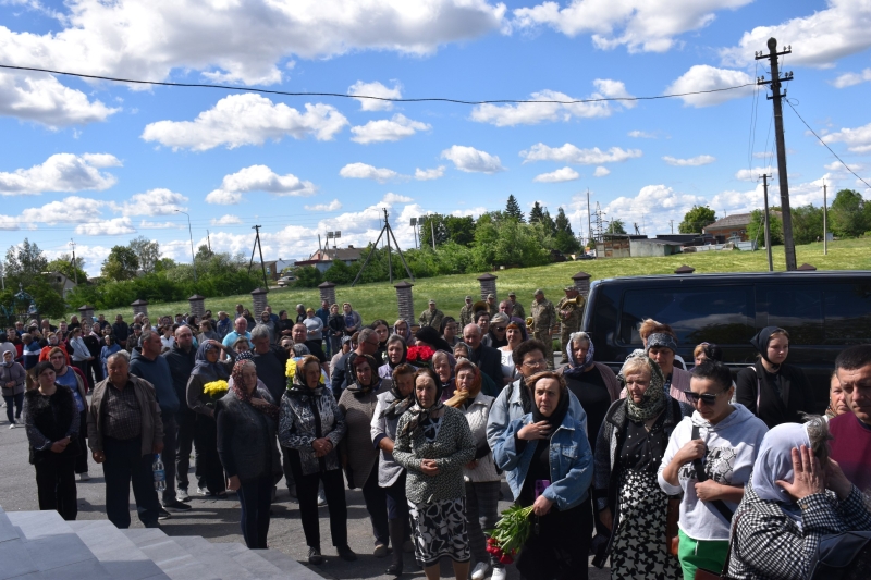 Два роки вважався безвісти зниклим: на Волині попрощалися з Героєм Віктором Шоломом