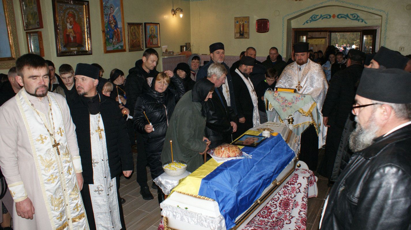 «Встелили всі села квітами, а хлопчика мого немає…»: у громаді на Волині провели в останню дорогу Героя Миколу Загоровця