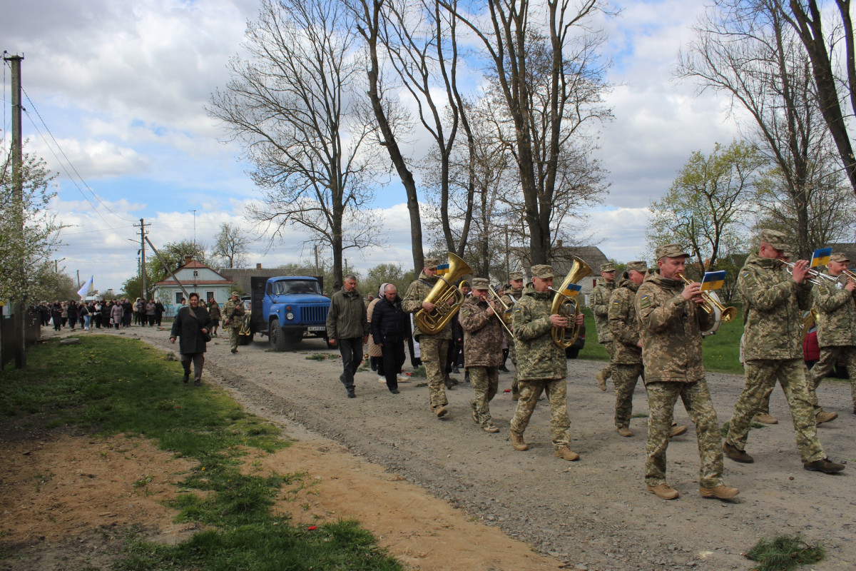 Не дочекалася дружина, не обійняла мама: волиняни попрощалися з полеглим Героєм Дмитром Демчуком