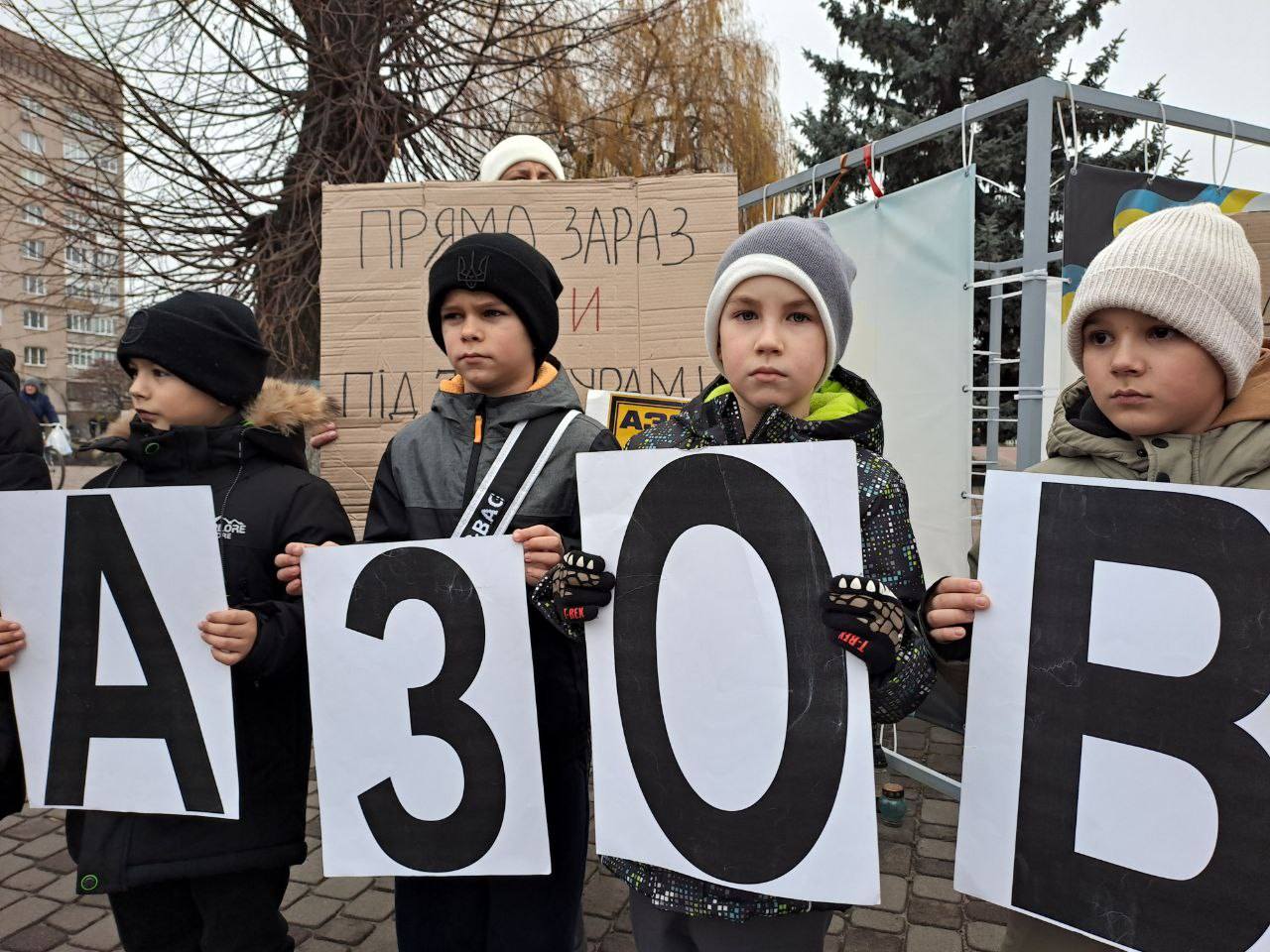 «Не мовчи! Полон вбиває»: на Волині пройшла акція підтримки полонених бійців полку «Азов»