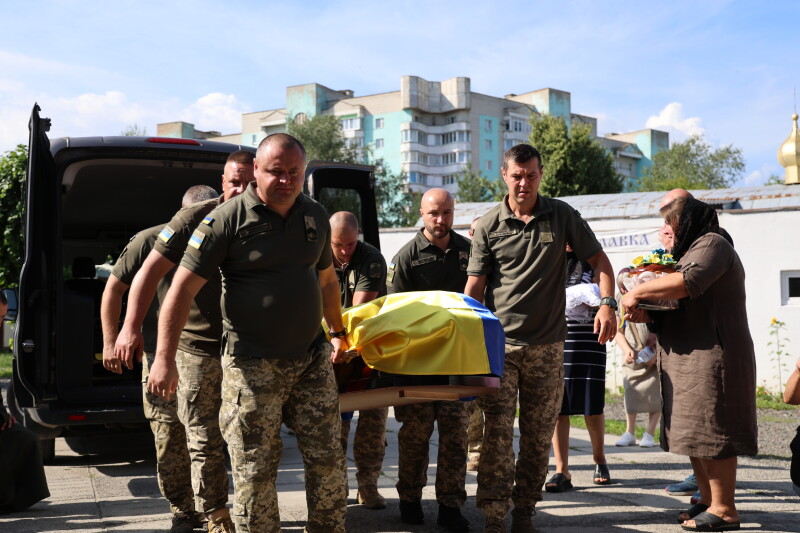 Загинув у бою на Харківщині: в Луцьку попрощалися з військовослужбовцем Дмитром Павловичем