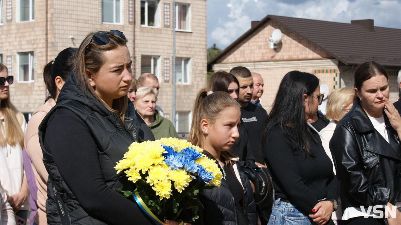 Повернувся додому після майже дворічної невідомості: Рожищенська громада зустріла «на щиті» Героя Віталія Козла. Фото