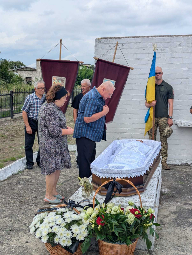 Серце не витримало пережитого на війні: на Волині попрощалися з Героєм Валерієм Вакулюком
