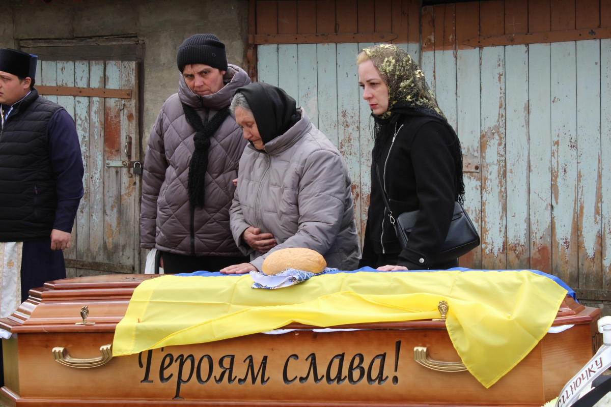 Не дочекалася дружина, не обійняла мама: волиняни попрощалися з полеглим Героєм Дмитром Демчуком