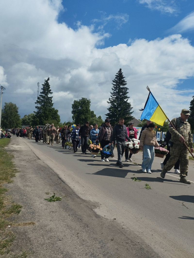 Назавжди молоді Герої: громада на Волині провела в останню путь 26-річного Сергія Сміховського і 28-річного Миколу Кобрина