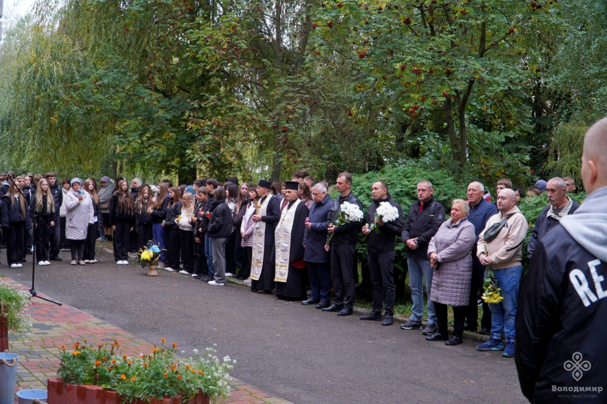 У Володимирі в гімназії №3 випускників-Героїв вшанували меморіальними дошками