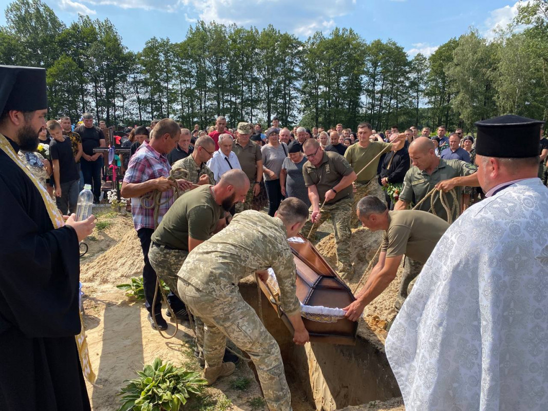 Двоє дітей залишилися без тата: на Волині провели в останню путь військовослужбовця Миколу Ковальчука