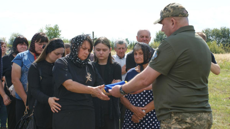 Не встиг натішитися першою онучкою: на Волині провели в останню дорогу воїна Олексія Калюха