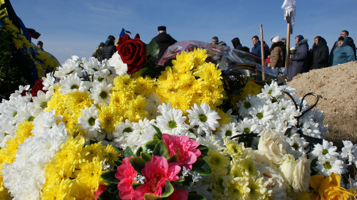 Навколішки і зі сльозами: волиняни попрощалися з Героєм Володимиром Гродським