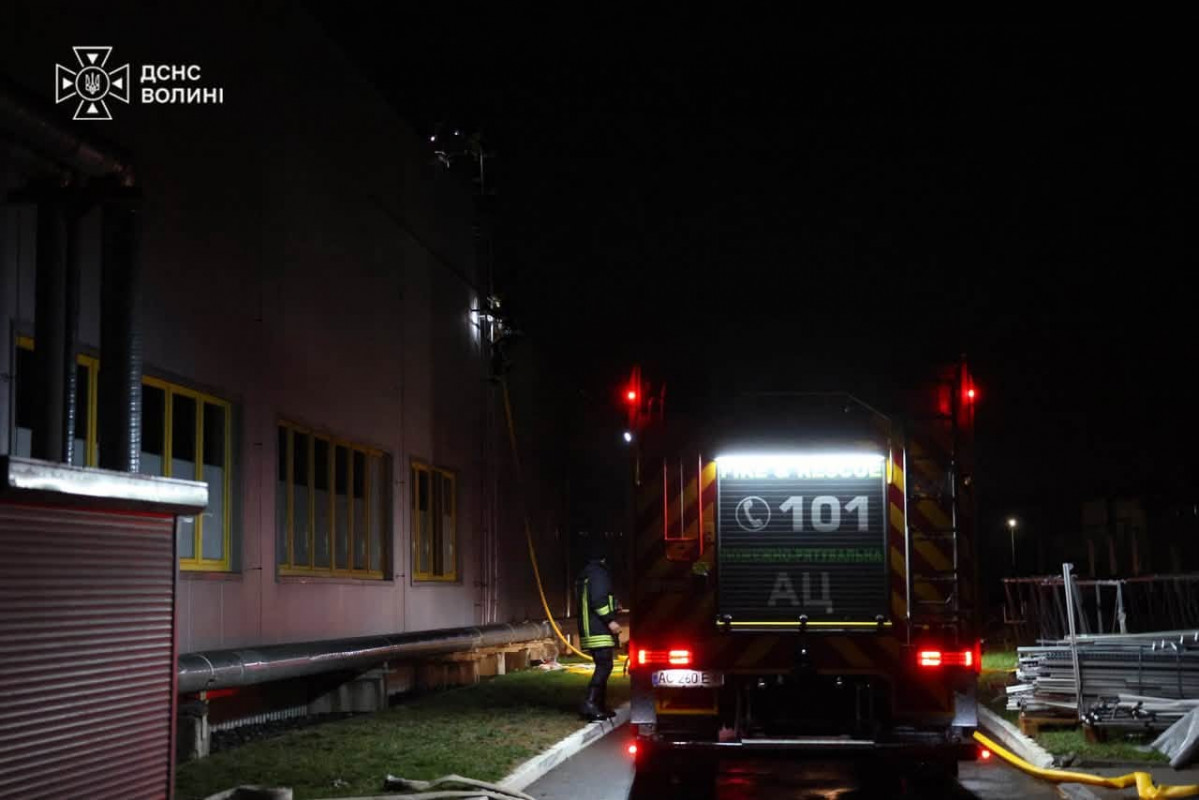 У Луцькому районі після російської атаки спалахнула пожежа на підприємстві