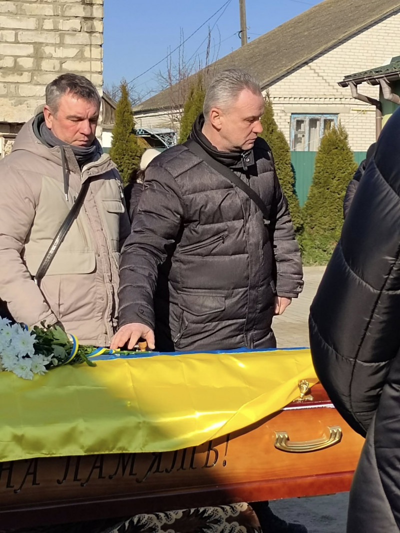 «Любив життя, але клята війна його забрала»: громада на Волині попрощалася з Героєм Аркадієм Луцюком