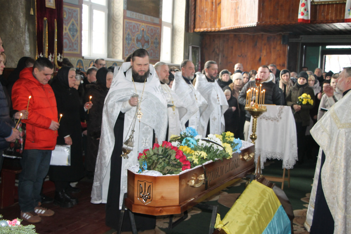 Йому навіки 25 років: на Волині всім селом прощалися з молодим Героєм Богданом Борисюком