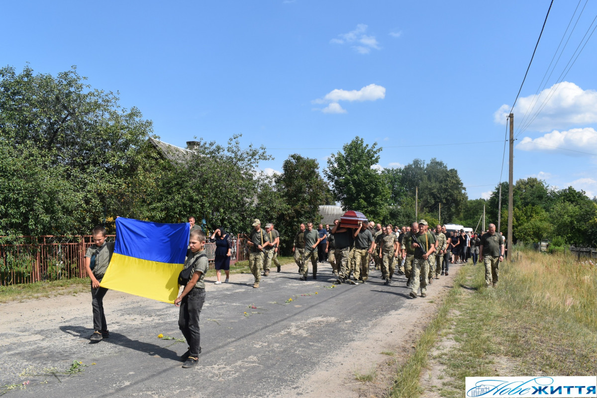 Залишилися дружина та маленький синочок: волиняни попрощалися із загиблим Героєм Миколою Жилком