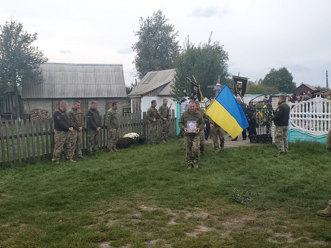 Життя обірвалося у відпустці вдома: на Волині поховали Героя Миколу Байрука