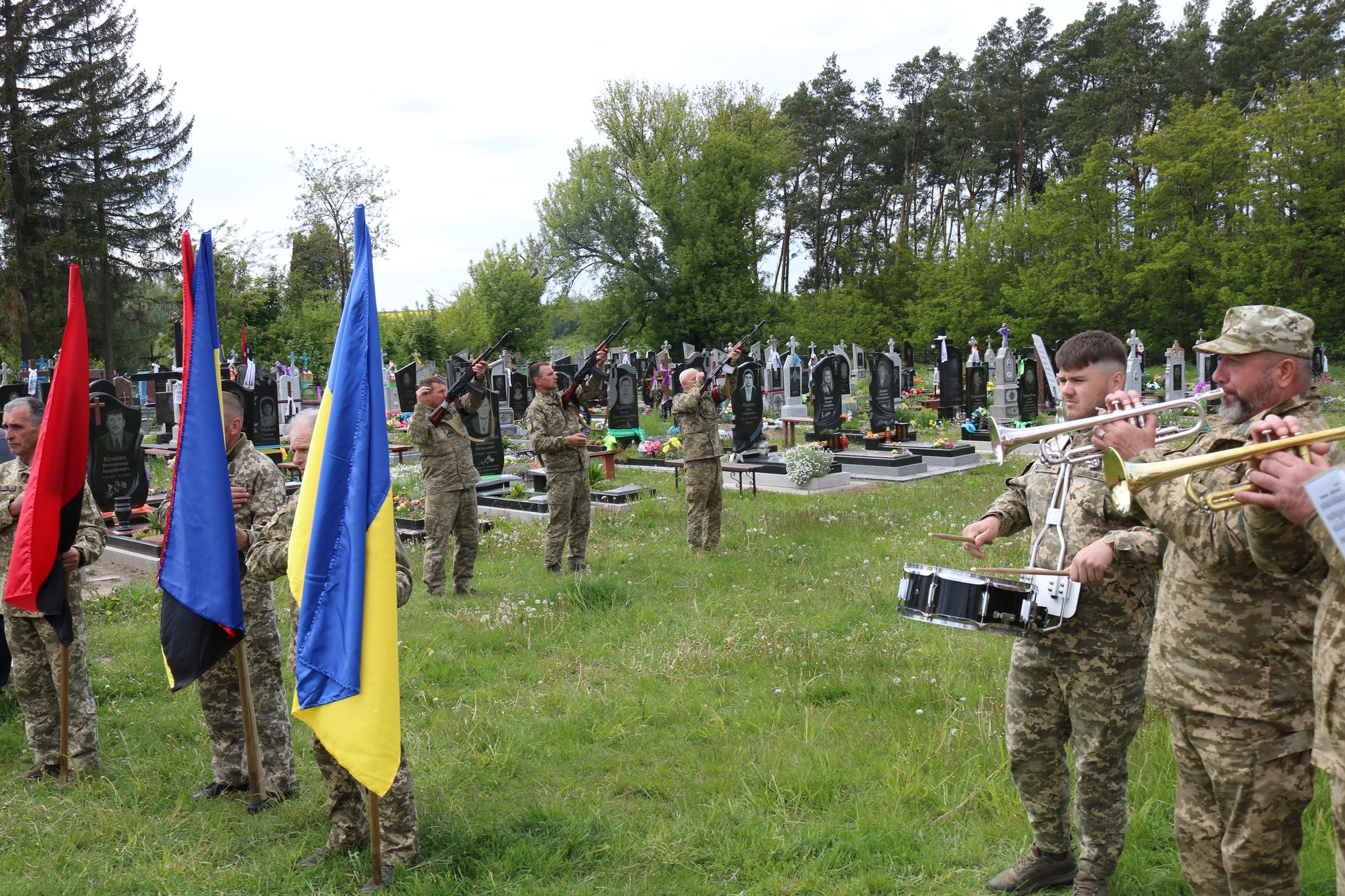 Захищав Україну з першого дня повномасштабного вторгнення: у Луцькому районі попрощалися з Героєм Леонідом Клехою