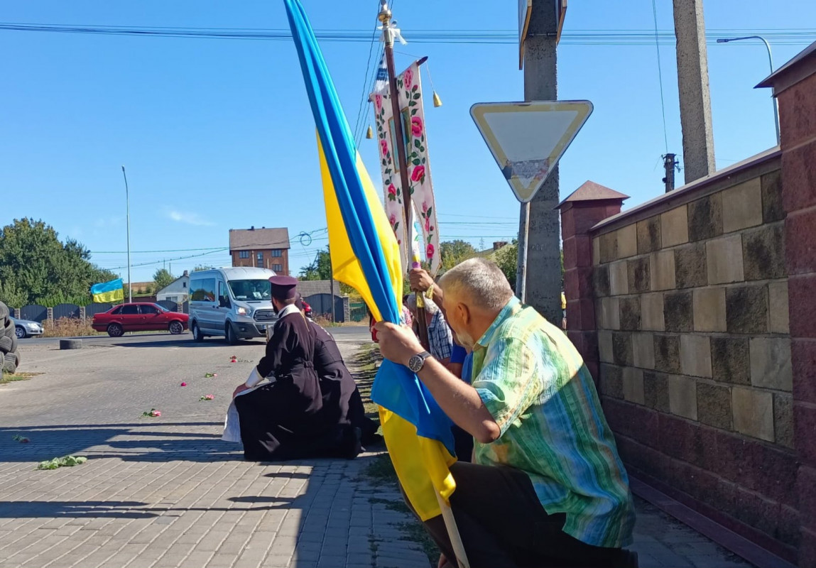 Добрий, спокійний, завжди готовий допомогти: волиняни попрощалися з Героєм Миколою Линником