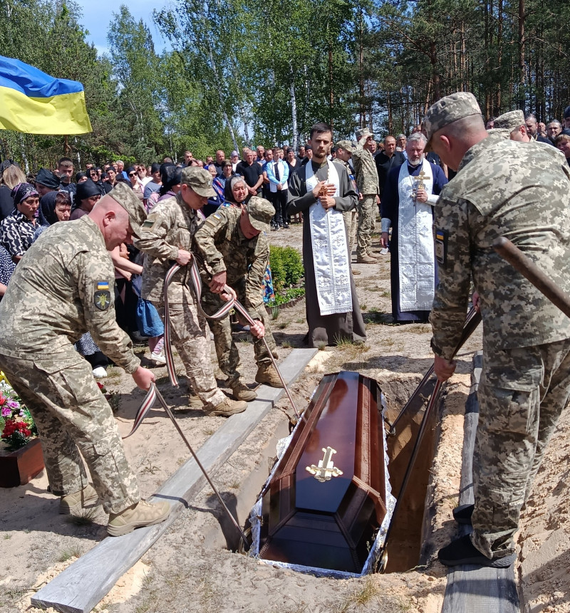 Без батька залишилися троє донечок: волиняни попрощалися із загиблим Героєм Андрієм Григолою