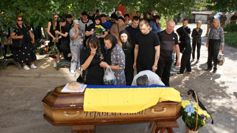 Не встиг натішитися першою онучкою: на Волині провели в останню дорогу воїна Олексія Калюха